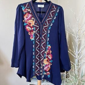 NWT LEX Boutique M Gorgeous embroidery flowing tunic, roll up sleeve, v-neck